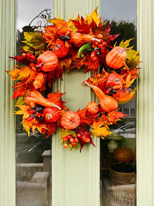 autumn-wreath-door-frame-crown-unsplash.png
