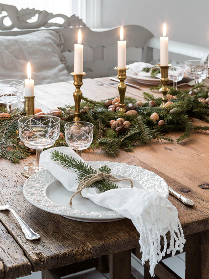 christmas table decor in rustic style
