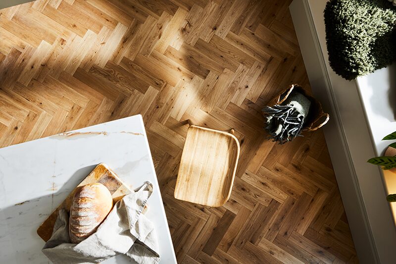 
jen-nash-magent-flooring-herringbone-natural-wooden-stool-800x533px