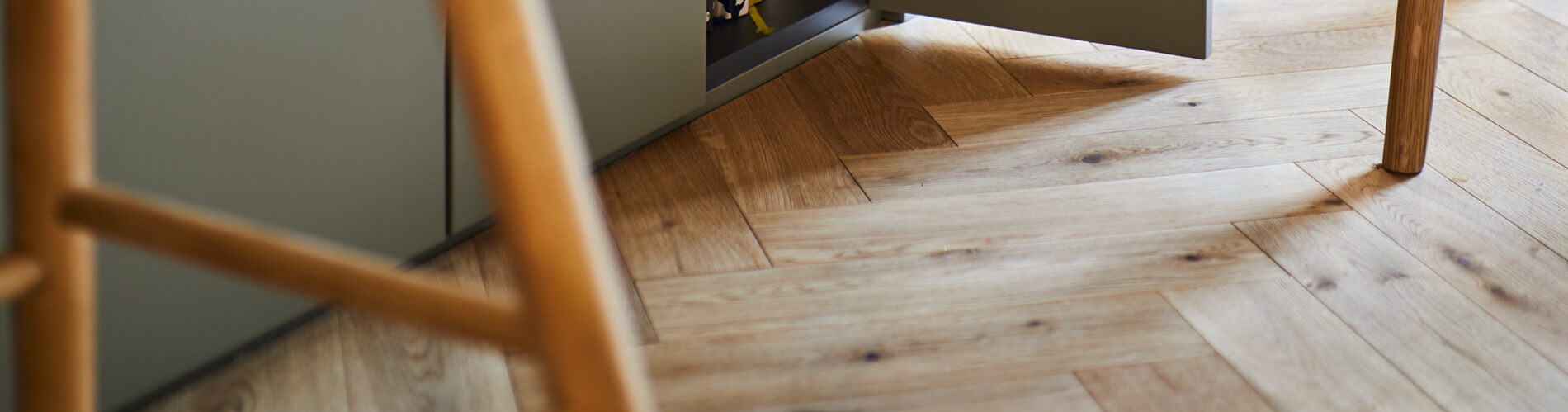 banner-wood-flooring-herringbone-oak-1900x499px