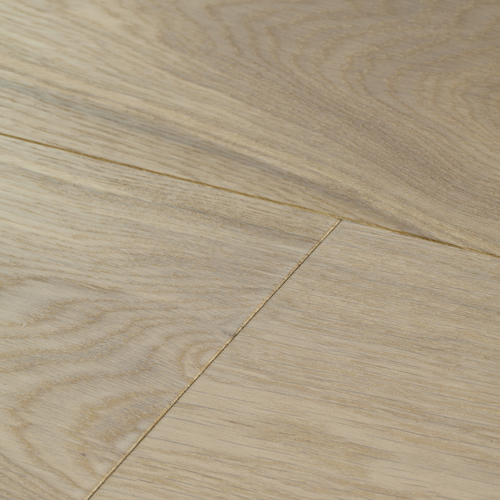 Engineered hardwood floor in white tones. Harlech white oiled oak